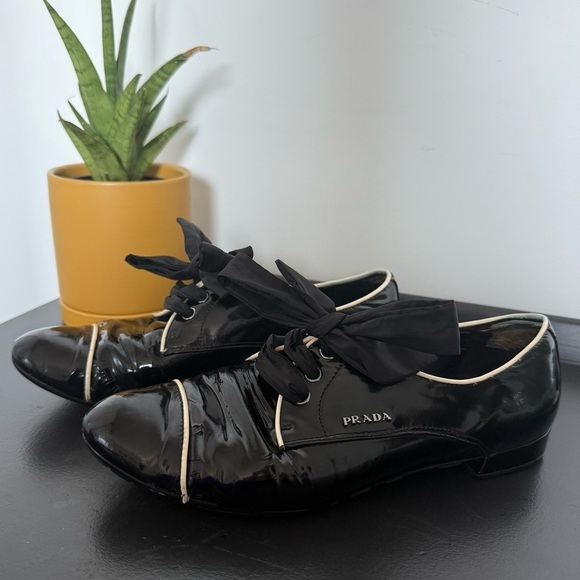 Prada black patent leather Oxford shoes with off-white piping - size 37.5 (US 7) - Picture 2 of 7